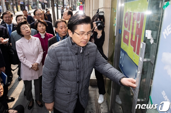 황교안 자유한국당 대표가 19일 서울 마포구 홍익대학교 앞 공실 상가를 살피고 있다. 사진/뉴스1