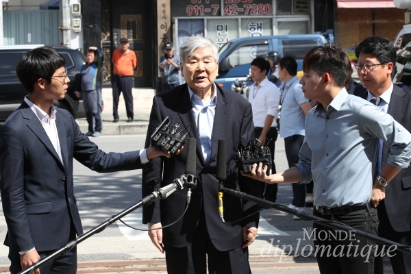 지난해 9월 조양호 한진그룹 회장이 피의자 신분으로 조사를 받기 위해 경찰에 출석하고 있다. 사진/뉴스1