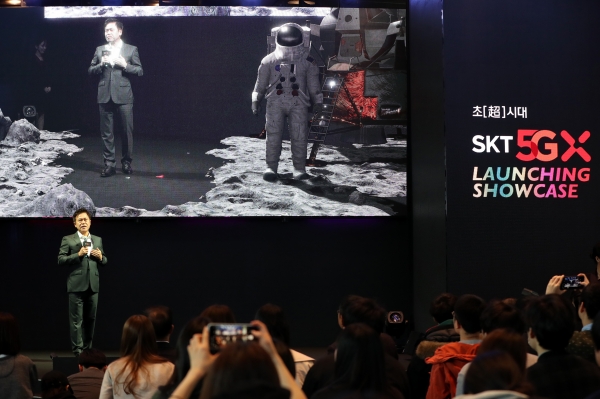 박정호 SK텔레콤 사장이 3일 오전 서울 을지로 SKT타워에서 열린 '5GX 서비스' 론칭 행사에서 5G 서비스를 설명하고 있다. 사진/뉴스1