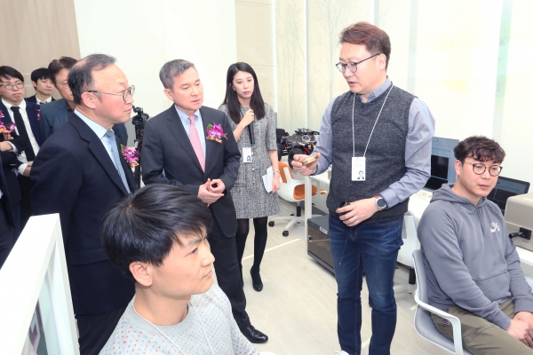 하현회 LG유플러스 부회장(사진 가운데)이 '5G 이노베이션 랩'에서 중소기업 직원들의 기술 테스트를 살펴보며 설명을 듣고 있다. 사진/LG유플러스