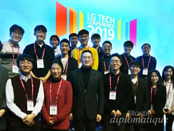 지난 2월 서울 강서구 마곡 LG사이언스파크에서 열린 'LG 테크 콘퍼런스'에서 구광모 LG 회장이 초청 인재들과 함께 기념사진 촬영을 하고 있다. 사진/LG