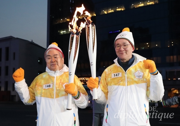 조양호 한진그룹 회장이 8일 새벽(한국시각) 미국 현지에서 숙환으로 별세했다고 대한항공이 밝혔다. 항년70세이다. 1949년 대한항공 창업주인 조중훈 회장의 장남으로 태어난 조양호 회장은 1974년 대한항공에 입사해 한진그룹 회장과 대한항공 회장 등 을 역임했다. 사진은 조 회장이 지난 2018년 1월 13일 서울 광화문 일대에서 조원태 대한항공 사장으로부터 2018 평창동계올림픽 성화를 전달 받은 후 파이팅을 외치는 모습.