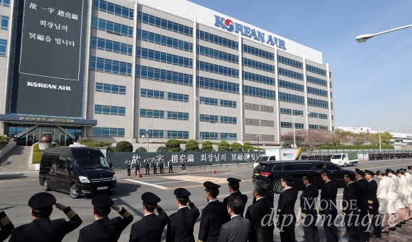 16일 오전 故 조양호 한진그룹 회장의 운구차량이 서울 강서구 대한항공 공항동 본사 앞을 지나고 있다. 비공개 영결식을 마친 고인의 유해는 서울 서소문 대한항공 사옥과 강서구 공항동 대한항공 본사 노제를 거친 뒤 장지인 경기도 용인시 하갈동 신갈 선영에 안장된다.