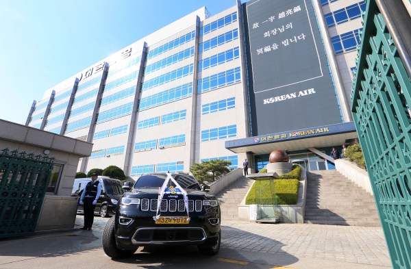 16일 오전 故 조양호 한진그룹 회장의 운구차량이 서울 강서구 대한항공 공항동 본사 앞을 지나고 있다. 비공개 영결식을 마친 고인의 유해는 서울 서소문 대한항공 사옥과 강서구 공항동 대한항공 본사 노제를 거친 뒤 장지인 경기도 용인시 하갈동 신갈 선영에 안장된다.