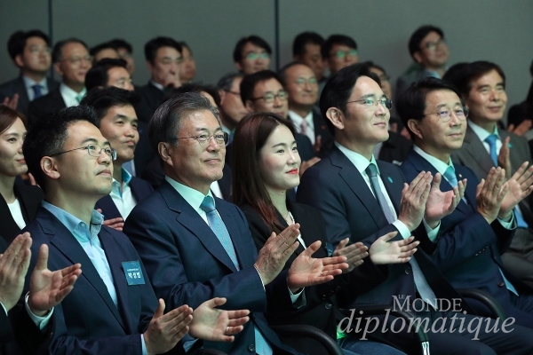 문재인 대통령이 지난달 30일 경기도 화성 삼성전자 화성사업장에서 열린 ‘시스템반도체 비전 선포식’에서 이재용 삼성전자 부회장을 비롯한 관계자들과 박수를 치고 있다. 사진/청와대