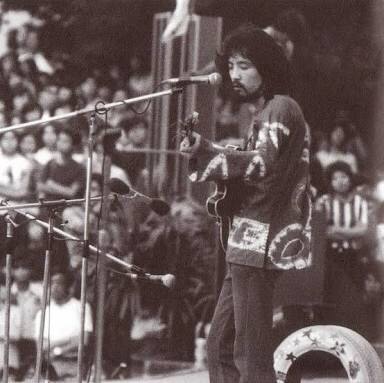 1970년대 공연장에서의 오카바야시 노부야스 (출처: blog-おはよう とみいさん)