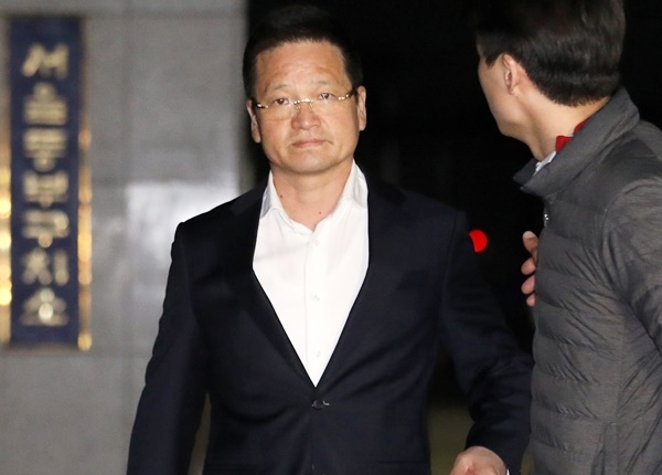 김학의 전 법무부차관의 ‘별장 성접대 의혹’ 사건 등에 연루돼 재판에 넘겨진 윤중천 씨에게 검찰이 2심에서도 징역 13년을 구형했다. /사진=뉴스1