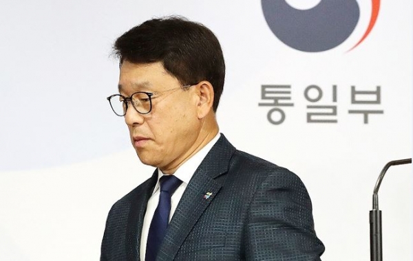 여상기 통일부 대변인이 지난 10일 오후 서울 종로구 정부서울청사에서 열린 긴급 현안브리핑에서 "대북 전단 살포를 주도한 탈북민 단체를 고발하고, 법인 설립 허가를 취소하기로 했다"고 발표한 뒤 자리를 이동하고 있다. /사진=뉴스1