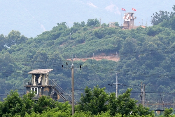 북한이 대남 전단(삐라) 살포 준비 및 DMZ 동·서·중부 전선 일대 20여 곳에 확성기 방송 시설을 재설치한 가운데 23일 경기 파주시 접경지역에서 바라본 북한군 초소에서 남한군 초소와 북한군 초소가 나란히 보이고 있다. /사진=뉴스1