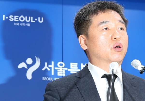 박원순 서울시장의 유고로 시장 권한을 대행하게 된 서정협 행정1부시장이 10일 오전 서울시청에서 시장 궐위에 따른 서울시 입장을 발표하고 있다. /사진=뉴스1