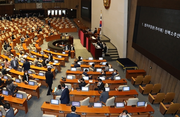 23일 오후 서울 여의도 국회에서 열린 제380회 국회(임시회) 제5차 본회의에서 추미애 법무부 장관 탄핵소추안에 대한 투표를 하고 있다. /사진=뉴스1