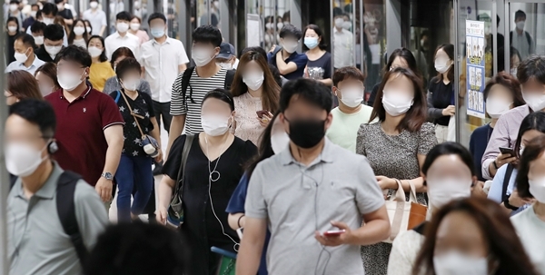 사회적 거리두기가 2단계로 격상되고 집단 감염에 대한 사회 전반의 우려가 커지고 있는 18일 오전 서울 세종대로 광화문역에서 마스크를 쓴 시민들이 출근길 발걸음을 옮기고 있다./사진=뉴스1