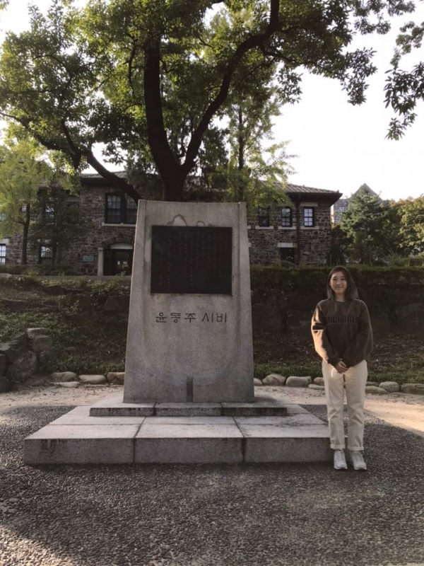 윤동주 시비 앞에 선 '청년의죽음역사의눈물' 취재팀 박서윤씨.