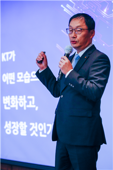 구현모 KT 대표가 지난해 10월 28일 강남구 그랜드 인터컨티넨탈 서울 파르나스에서 열린 KT 경영진 기자간담회에서 기업 비전을 발표하고 있다. / 출처=뉴스1