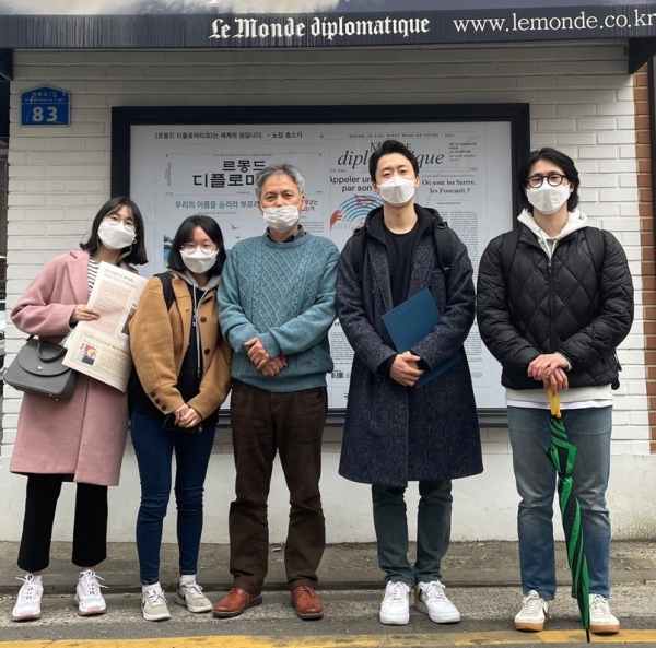 왼쪽부터 최우수상 수상자(오수진, 도윤선), 르몽드디플로마티크 성일권 발행인, 우수상 수상자(이건희, 장웅희)