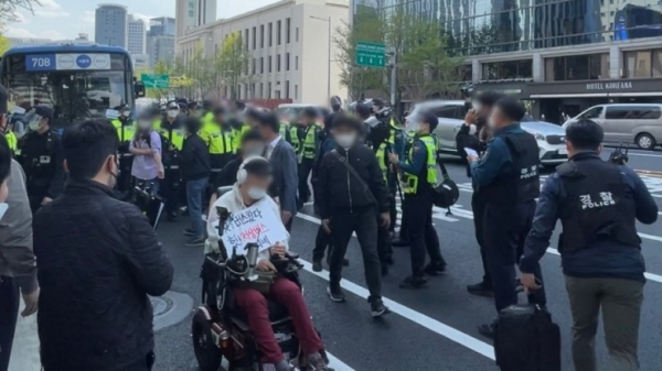 ‘엇! 버스 왔다. 헛! 저상버스 아니네’라는 피켓을 들고 이동하는 활동가 / 박서윤