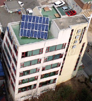 ▲건물 옥상에 태양광 패널이 설치된 지평교회 전경