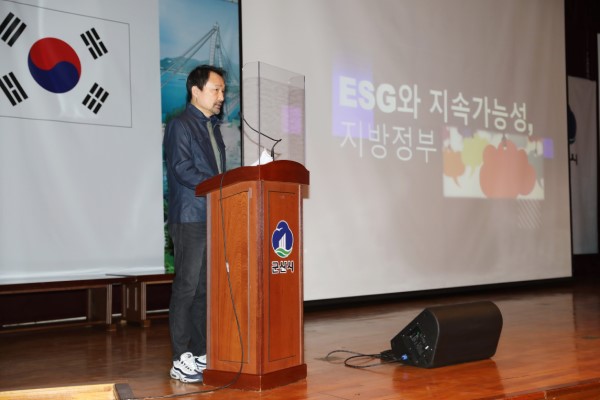 ▲군산시청 대강당에서 강연을 하고 있는 안치용 ESG연구소장