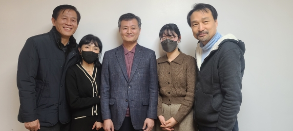 인터뷰 후 기념사진을 찍고 있다. 왼쪽부터 곽오열 극동대 교수, 이윤진 ESG연구소 연구위원, 정희천 회장, 현경주 바람저널리스트, 안치용 ESG코리아 공동대표.