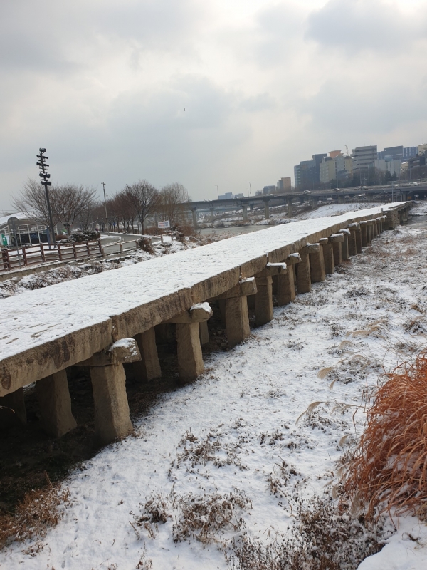 살곶이 다리 조선시대 가장 긴다리.  한양대학교 부근과 성수동을 이어주는 다리이다.