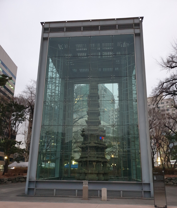 백탑탑골공원에 있는 10층 대리석 석탑. 원래 이름은 ‘원각사지 10층 석탑’ 1465년(세조11) 원각사가 세워지고 나서 1467년(세조13)에 석탑이 만들어졌다. 맨 위 3층은 오랫동안 무너진채 내려져 있었는데, 1947년 복구하였다. ⓒ김정희