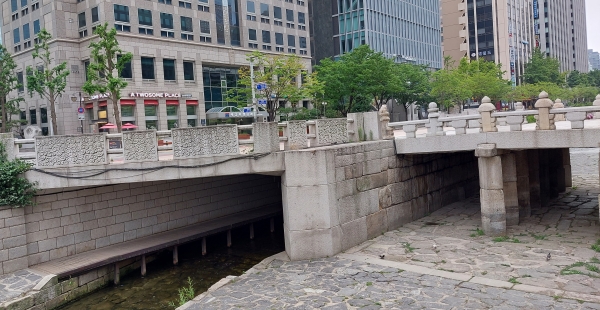 광통교 광통교가 처음 만들어진 시기는 정확하진 않지만 조선 초 도성 건설과정에서 놓여진 것으로 보인다. 처음에는 흙으로 만들어진 토교였던 것을 1410년(태종10) 8월 큰 비로 다리가 유실되자 태조의 계비인 신덕왕후의 능인 정릉 옛터의 돌을 사용하여 석교로 만들었다. 일부 석물들은 거꾸로 놓여 있는데 이는 태종의 신덕왕후에 대한 원한이라는 의견과 당시 운반기술 때문이었을 거라는 의견이 있다.  ⓒ김정희