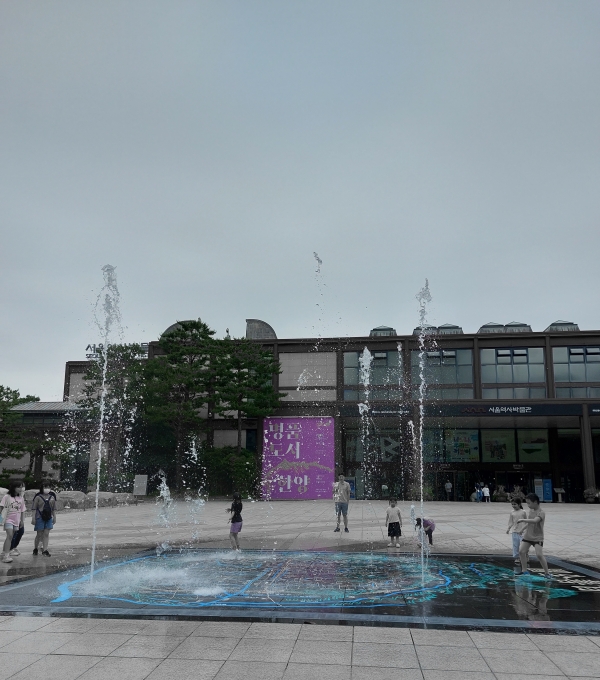 서울역사박물관앞 분수에서 노는 아이들 2022년 6월    ⓒ김정희
