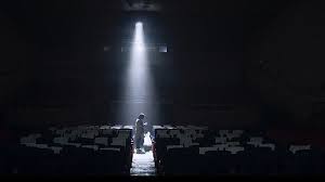 낡은 극장 천정 구멍의 빛은 재원의 그림자와 대조를 이루는 영화의 상징이다.