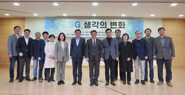 14일 오전 10시 국회의원회관 제2 소회의실에서 열린 ‘ESG, 생각의 변화’ 국회 정책토론회에서 주최측과 발제, 토론자들이 모여 기념 촬영하고 있다.