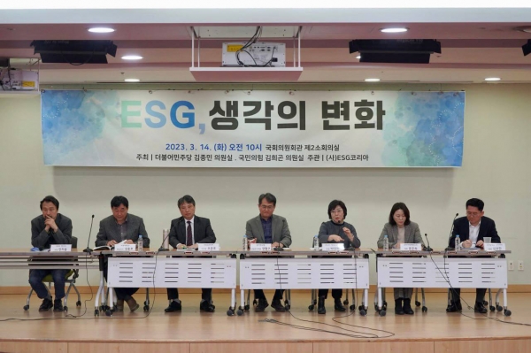 14일 오전 10시 국회의원회관 제2 소회의실에서 열린 ‘ESG, 생각의 변화’ 국회 정책토론회에서 발제자와 토론자가 모여 토론하고 있다. 왼쪽부터 안치용 ESG연구소장, 강충호 아주대학교 융합ESG학과 특임교수, 조준호 (사)ESG코리아 이사장,에강철구 경기연구원 선임연구위원, 박연희 ICLEI 한국사무소장, 문은숙 소비자정책연구소 대표, 신요한 SK텔레콤 해피해빗팀장.