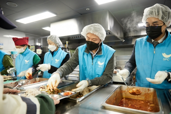31일 경기 성남에 위치한 노숙인 무료 급식소 ‘안나의집’에서 허희수 SPC그룹 부사장(오른쪽에서 두번째)과 임직원들이 배식 봉사활동을 진행하고 있다. (SPC그룹 제공)