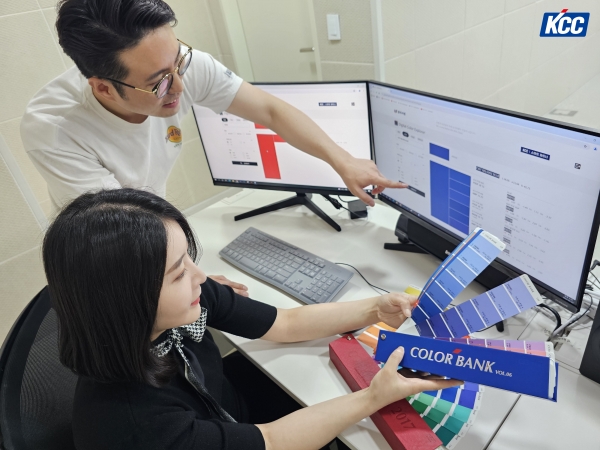 KCC의 디지털 컬러 플랫폼을 활용해 제품의 색상, 재고, 생산이력 등 정보를 한눈에 확인할 수 있다. (KCC 제공)