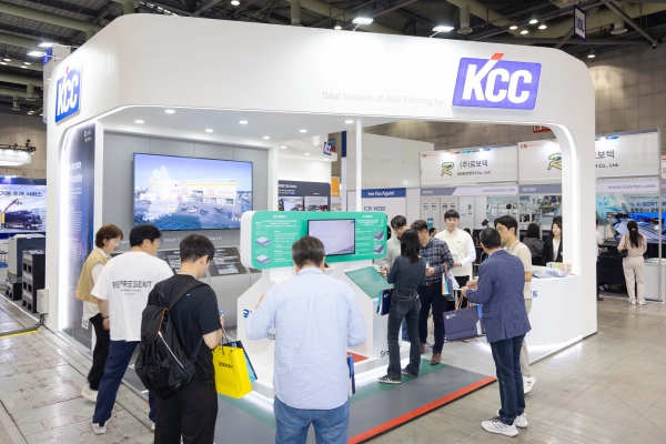 KCC 물류로봇 전용 바닥재 토털 솔루션과 유기 수성 내화도료를 선보인 킨텍스 물류산업대전 KCC 부스 현장(KCC 제공)