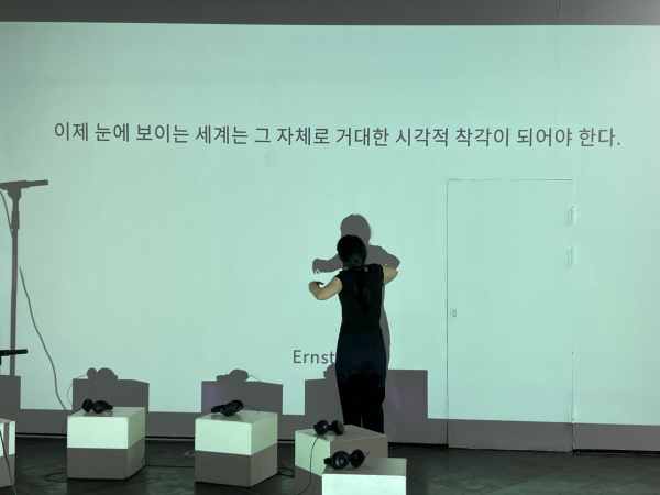 연극 퍼포먼스 [콜로이드 사운드 랩](작/연출 임형진, 2024) (c)테아터라움 철학하는 몸