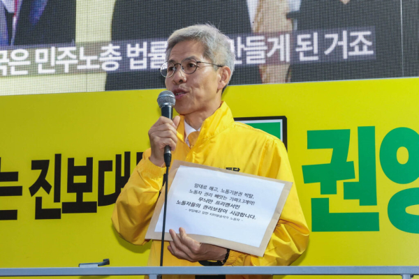 권영국 민주노동당 후보가 2025년 5월 24일 오후 충북 청주 솔밭중학교 정문 부근에서 프리랜서 해고 노동자들을 면담한 후 연설하고 있다. ⓒ 민주노동당