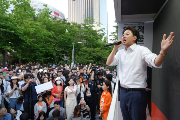 이준석 개혁신당 대선 후보가 2025년 5월 25일 서울 송파구 석촌호수에서 지지를 호소하고 있다. ⓒ 개혁신당