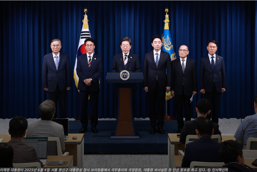 이재명 대통령이 2025년 6월 4일 서울 용산구 대통령실 청사 브리핑룸에서 국무총리와 국정원장, 대통령 비서실장 등 인선 발표를 하고 있다. © 인사혁신처