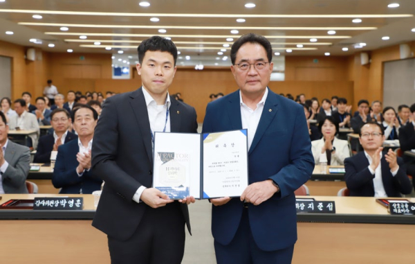 2025년 청렴워크솝에서 지준섭 부회장(오른쪽)과 젊은 세대로 구성된 제5기 청렴농협인 대표 안륭검사역(왼쪽)이 위촉식 기념촬영을 하고 있다. 농협중앙회 제공