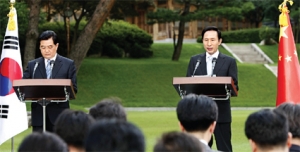 이명박 대통령(오른쪽)과 후진타오 중국주석이 지난 8월 25일 서울에서 한중 정상 회담을 가진뒤, 공동 기자회견을 하고있다．
 (사진 = 로이터/뉴시스)