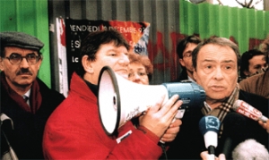 1995년 반세계화운동에 참여한 부르디외(오른쪽)가 시위대에 둘러싸여 인터뷰를 하고 있다