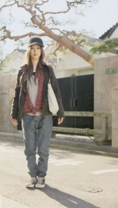 도쿄 거리의 여대생.