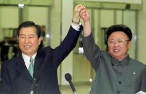 김대중 전 대통령과 김정일 북한 국방위원장이 지난 2000년 6월 14일 밤 백화원 영빈관에서 남북정상간 합의문에 서명하기에 앞서 두 손을 맞잡아 들고 있다. 평양/청와대사진기자단