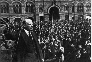 1919년 5월25일 붉은 광장에서 붉은 군대 병사들을 향해 연설하고 있는 레닌.