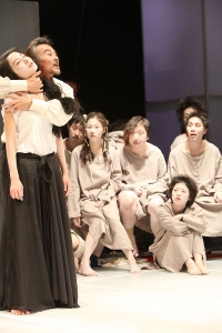 극단적 회의주의자 사드. 마라의 혁명을 비웃으며, 마라를 암살한 순결한 처녀 코르데의 몸을 애무하고 있다. 정형우 사진작가 제공