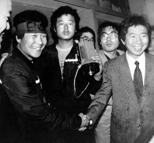 1990년 5월 3일 골리앗 크레인 농성 중인 필자(맨 왼쪽)와 현장을 찾은 노무현 당시 민주당 의원.  자료