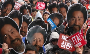 2008년 12월 29일 서울 여의도 국회 앞에서 열린 농어민대회 참가자들이 강기갑 의원의 가면을 흔들고 있다.  김진수 기자