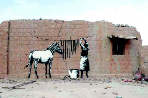 그래피티 작가 뱅크시의 벽화. 출처: www.banksy.co.uk