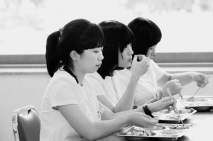 2010년 2학기부터 무상급식을 시행한 정선군의 한 고등학교 점심시간. 정선군 제공 사진.