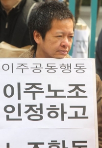 미셸 이주노조위원장이 3월 24일 서울 세종로 정부청사 앞에서 체류허가 취소를 규탄하는 기자회견을 열고 있다. 이종찬  기자
