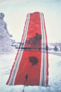  시리즈 중에서, 1960~1970-보리스 마하로프. 보리스 미하일로프
작품은 파리 콩시에르주리에서 2014년 1월 6일까지 전시된다.